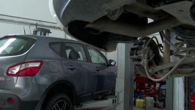Dos coches en revisión en un taller de Teruel.