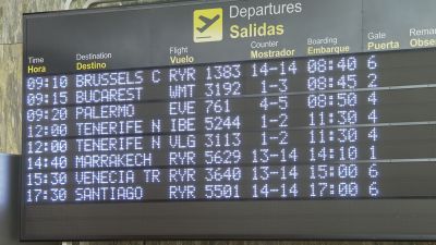 Pantalla de salidas del Aeropuerto de Zaragoza.