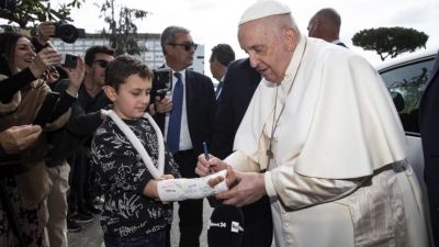 El papa firmó la escayola de un niño a su salida del hospital Agostino Gemelli, el pasado abril. (EFE/EPA/Angelo Carconi)