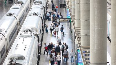 Viajeros con maletas en uno de los andenes de la estación Almudena Grandes-Atocha Cercanías. / Europa Press.