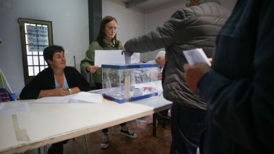 La JEC libra de ir a las mesas si se tienen vacaciones contratadas y exige DNI en Correos. / Europa Press