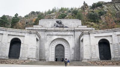 A lo largo de estos años se han producido dos exhumaciones mediáticas: la de Franco y la de Primo de Rivera. / Europa Press