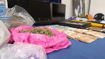 Marihuana, dinero en efectivo y armas incautadas por los agentes. / Policía Nacional