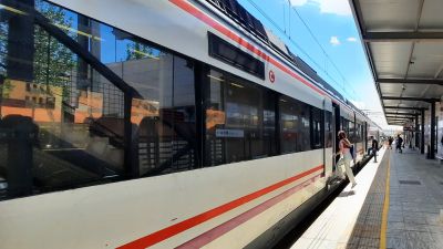 Tren de cercanías en la línea C1 de Zaragoza. / Renfe