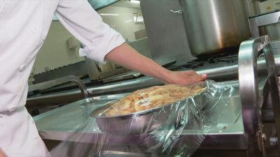 En una cocina profesional se siguen controles estrictos de envasado y etiquetado de los alimentos.