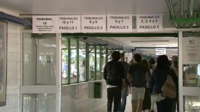 Un grupo de opositores se dirigen al examen en Huesca.