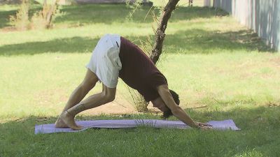 Joven practicando mindfulness en un parque.