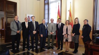 El presidente de Aragón, Javier Lambán, y la consejera de Presidencia, Mayte Pérez, con el ahora candidato a la presidencia de EE. UU., Francis Suárez, durante su visita a Zaragoza en 2019.