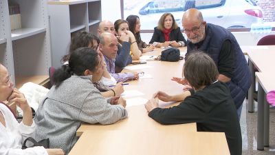 Reunión de los vecinos afectados por el derrumbe del edificio en Teruel.