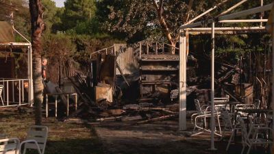 Incendio ocurrido este viernes en las piscinas de la urbanziación Torres San Lamberto, en el barrio zaragozano de Miralbueno.