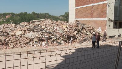 Dos técnicos inspeccionan el edificio derrumbado en Teruel.