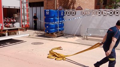 Los bomberos irán rellenando los bidones de agua potable que han distribuido por la localidad. | Diputación de Teruel