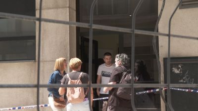 Varios vecinos en un edificio cercano al siniestrado el pasado martes.