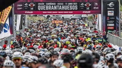 Imagen de la multitudinaria salida de la Quebrantahuesos.