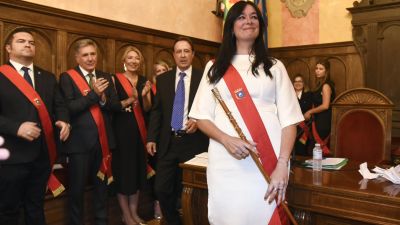 Lorena Orduna, en el Ayuntamiento de Huesca, tras ser investida alcaldesa. (EFE/ Javier Blasco)