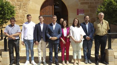 El líder del Partido Popular, Alberto Núñez Feijóo, junto a la alcaldesa de Celadas, Raquel Clemente y el resto de la corporación. (EFE/Antonio García)