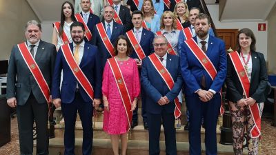 Emma Buj y el resto de concejales posan en la escalinata del Ayuntamiento de Teruel