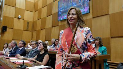 Natalia Chueca con el bastón de mando del Ayuntamiento de Zaragoza. (Fabián Simón / Europa Press)