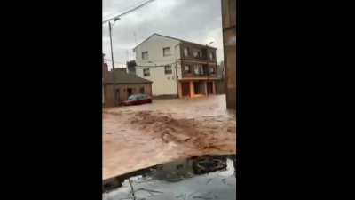La lluvia y el granizo han anegado las calles de Quinto.