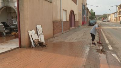 Bomberos de la Diputación de Zaragoza achican agua en las casas de Quinto.