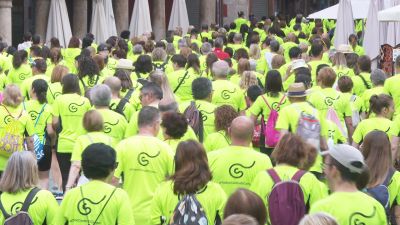 Miles de personas acuden a la marcha contra el cáncer en Teruel.