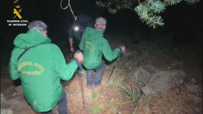 Los dos franceses rescatados son ayudados por la Guardia Civil