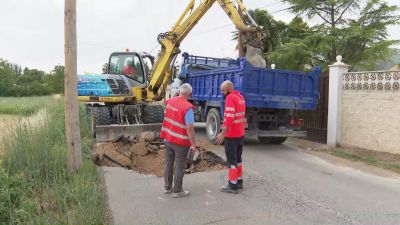 Operarios del Ayuntamiento de Zaragoza tratan de reparar la tubería.