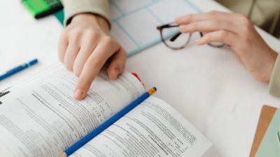 El uso de medicamentos sin control médico tiene consecuencias negativas en la salud de los estudiantes.