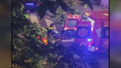 Momento en el que la ambulancia traslada al policía herido al hospital.