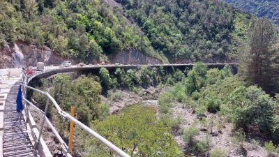 La colocación de los pretiles es una de las obras pendientes. / Ministerio de Transportes