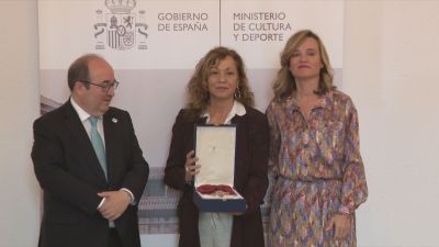 La viuda de Saura, Eulàlia Ramón, recoge la medalla junto a los ministros Miquel Iceta y Pilar Alegría.