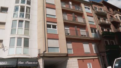 Edificio desalojado de forma preventiva este jueves en Teruel.