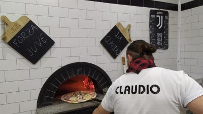 Claudio Testa trabaja en una de sus pizzerias