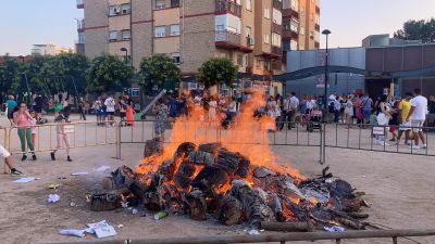 Hoguera de San Juan en el barrio de La Jota (Zaragoza).