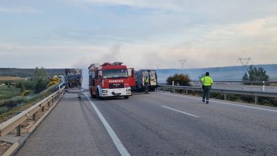 Los dos vehículos implicados se han incendiado. / Guardia Civil.