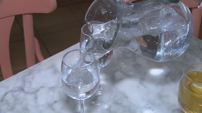 Ocho de cada diez comensales no están dispuestos a pagar por el agua del grifo filtrada