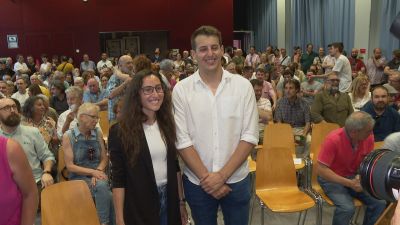 El número uno de Sumar por la provincia de Zaragoza, Jorge Pueyo, junto a la número dos de la formación, Laura Vergara.