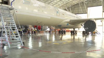 Interior de un hangar en el aeropuerto de Teruel.