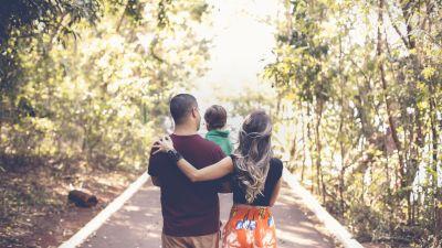 Unos padres con su hijo. / Canva.