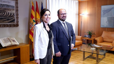 Marta Fernández ha recibido en el palacio de la Aljafería al diputado aragonesista Alberto Izquierdo. / Cortes de Aragón