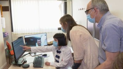 La Jefa de Neurología del Hospital Clínico realiza la primera videoconsulta médica.