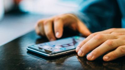 El 91% de los jóvenes españoles eligen el 'smartphone' como forma de pago favorita en los comercios. / Canva