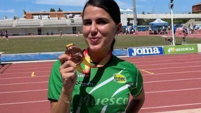 Eva Rico posa con su medalla de bronce.