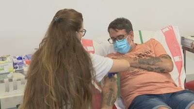 Quienes donen sangre los meses de julio y agosto participarán en un sorteo semanal para ganar bonos de diez entradas para las piscinas municipales de la capital aragonesa.