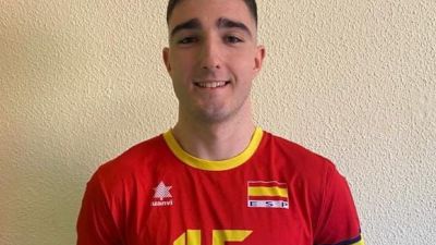 Jorge Carrasco posa con la camiseta de la Selección Española.