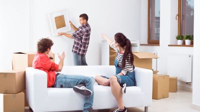 De media, los universitarios cambian de piso entre dos y tres veces a lo largo de la carrera. / Canva