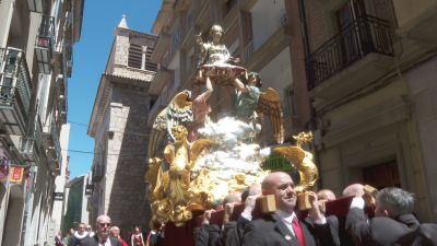 La patrona de Teruel, Santa Emerenciana, recorre en procesión el Centro Histórico./ CARTV.