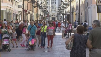 Personas paseando por el centro de Zaragoza en verano.