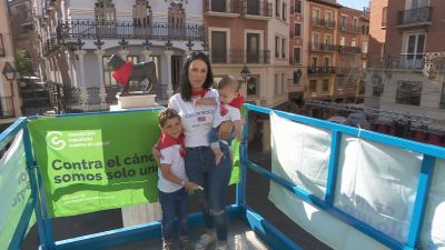 Una familia turolense posa junto al Torico.