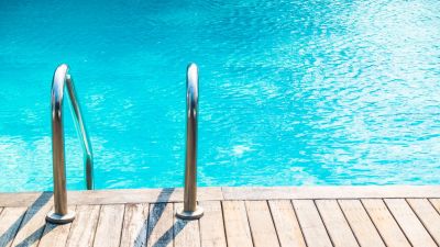 El uso de las piscinas comunitarias es uno de los principales focos de discrepancias en las urbanizaciones. / Canva